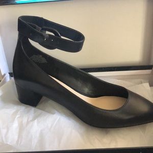 Nine West low heel never worn black leather 7.5 ankle strap shoes
